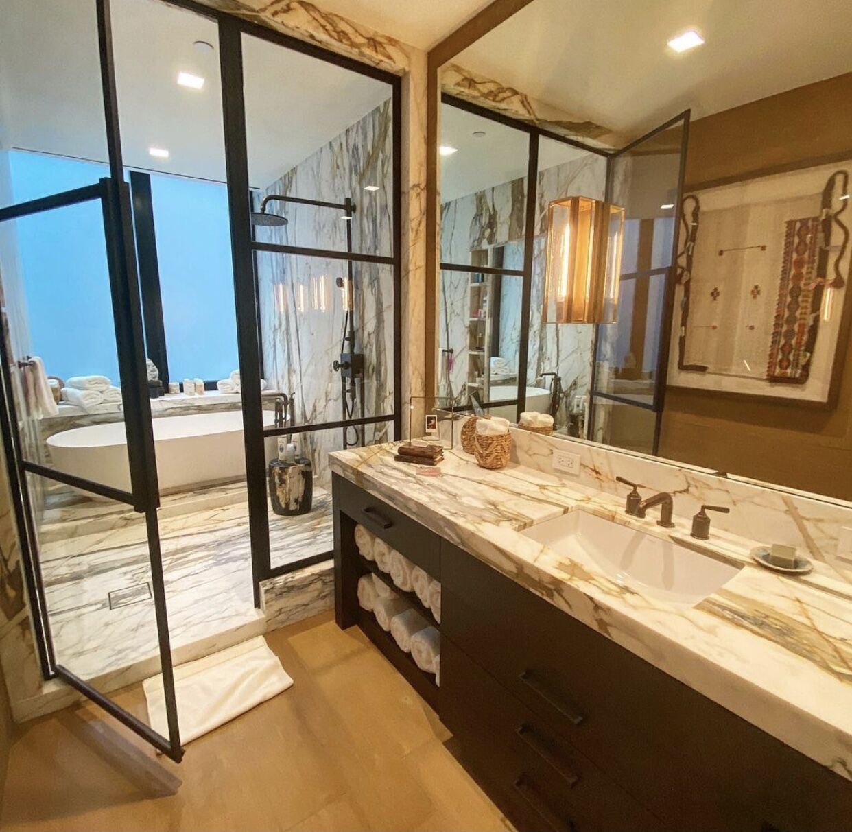 Як виглядає ванна кімната Джіджі Хадід.