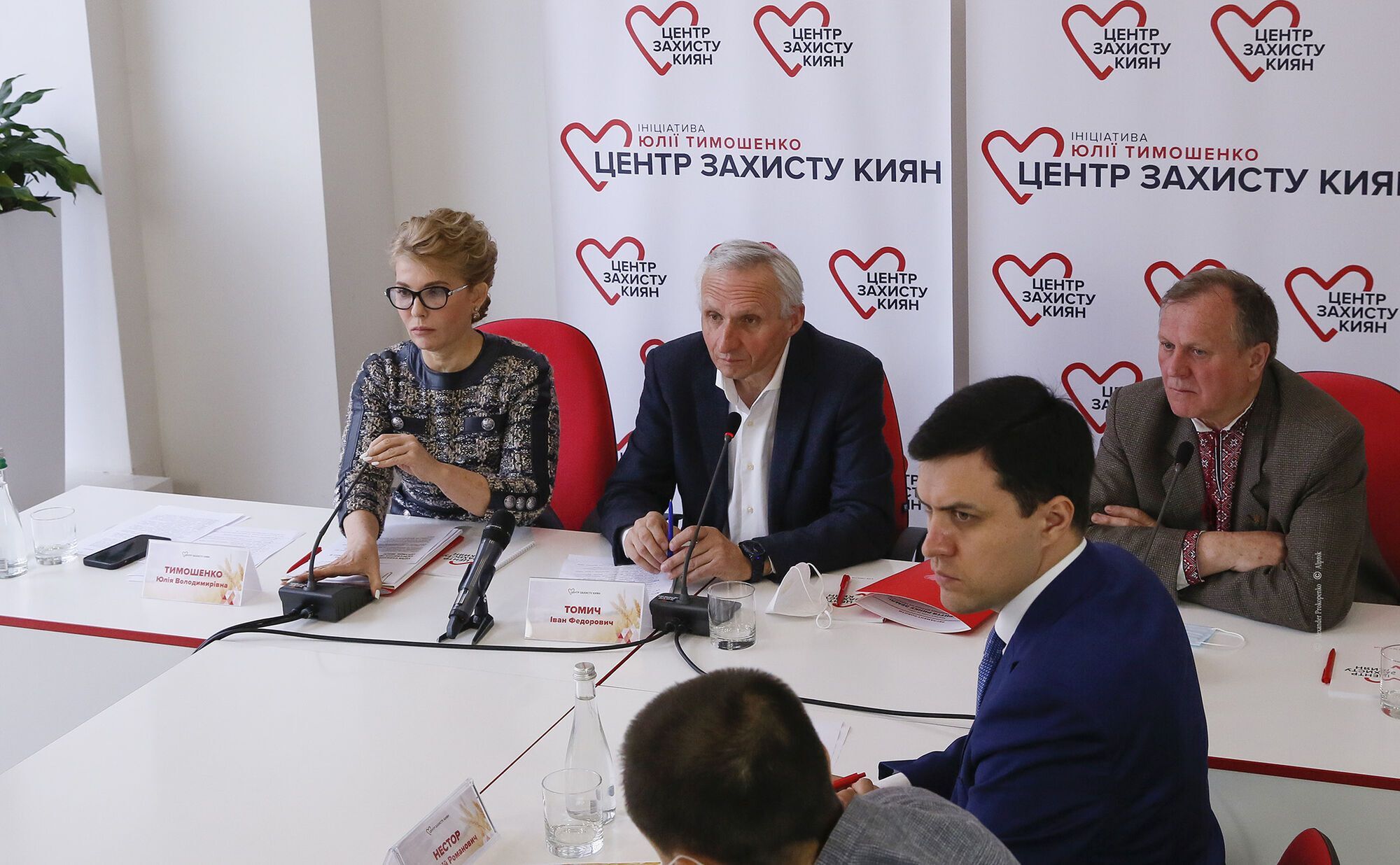 Тимошенко призвала присутствующих разработать план действий для противодействия тотальной и бесконтрольной распродаже земли