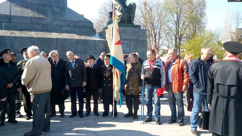 В Севастополе люди собрались под памятником Ленину без масок