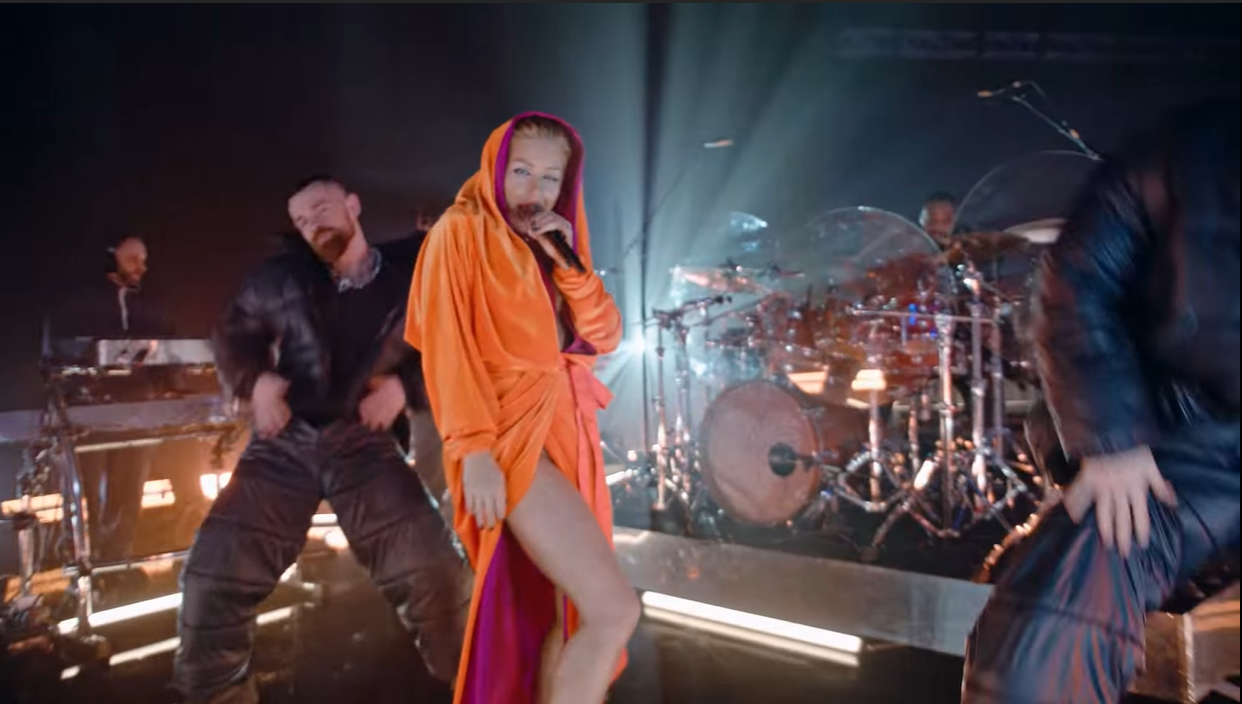 Тина Кароль появилась в откровенном платье в новом клипе