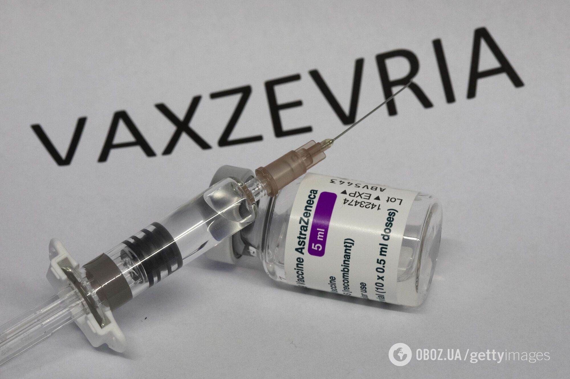 флакон с вакциной AstraZeneca (Vaxzevria).