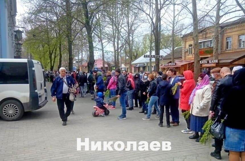 Люди в церкви в Николаеве.