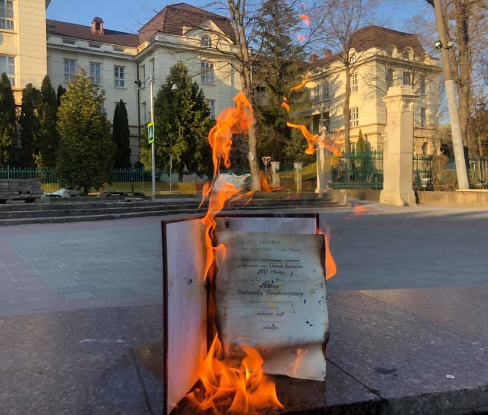 Олександр Ябчанка спалив свій диплом кандидата наук.