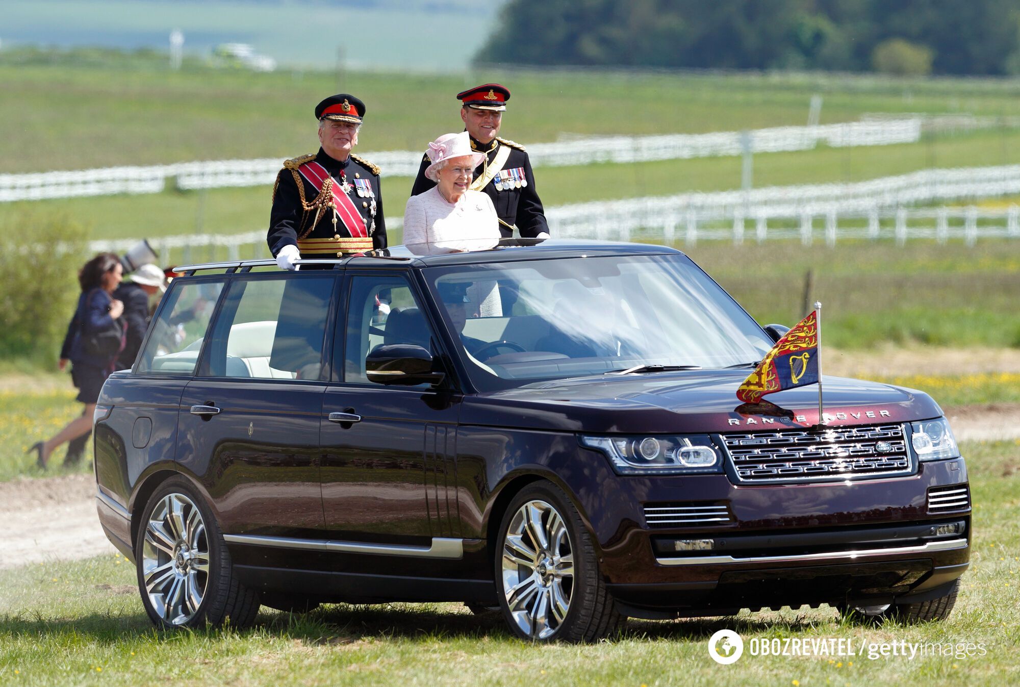 Королівський Range Rover порівнюють із "папамобілем" папи Римського.