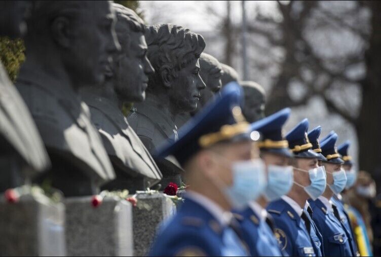 Біля меморіального комплексу "Пам'ятник жертвам Чорнобильської катастрофи" відбулося покладання квітів