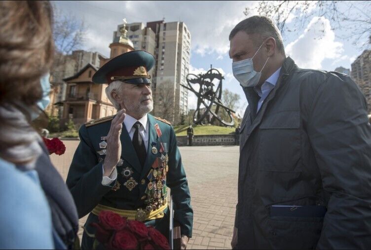 Кличко вместе с киевлянами-ликвидаторами аварии на ЧАЭС принял участие в церемонии возложения цветов к мемориалу