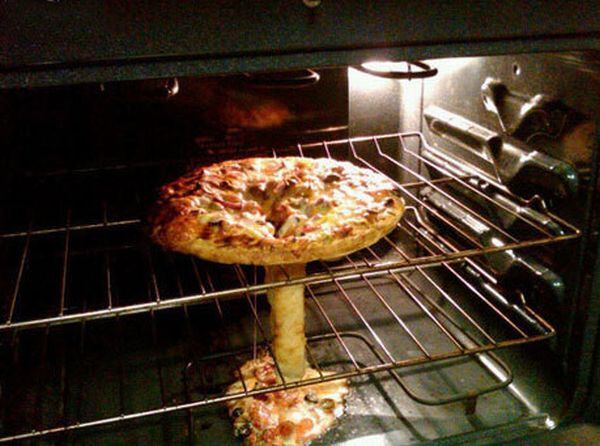 Сырная пицца растеклась по духовке.