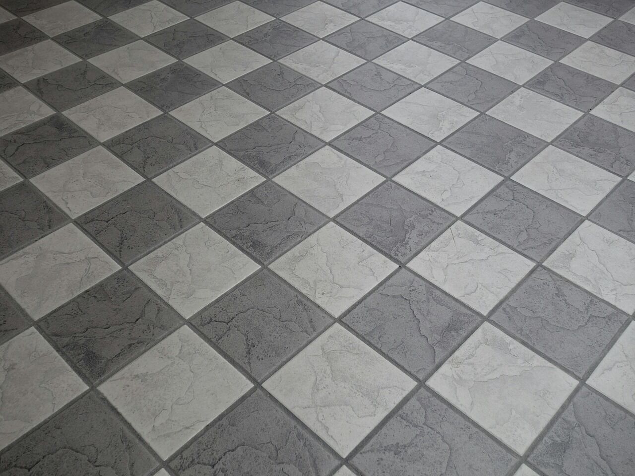 Швы между плиткой на полу часто загрязняются.