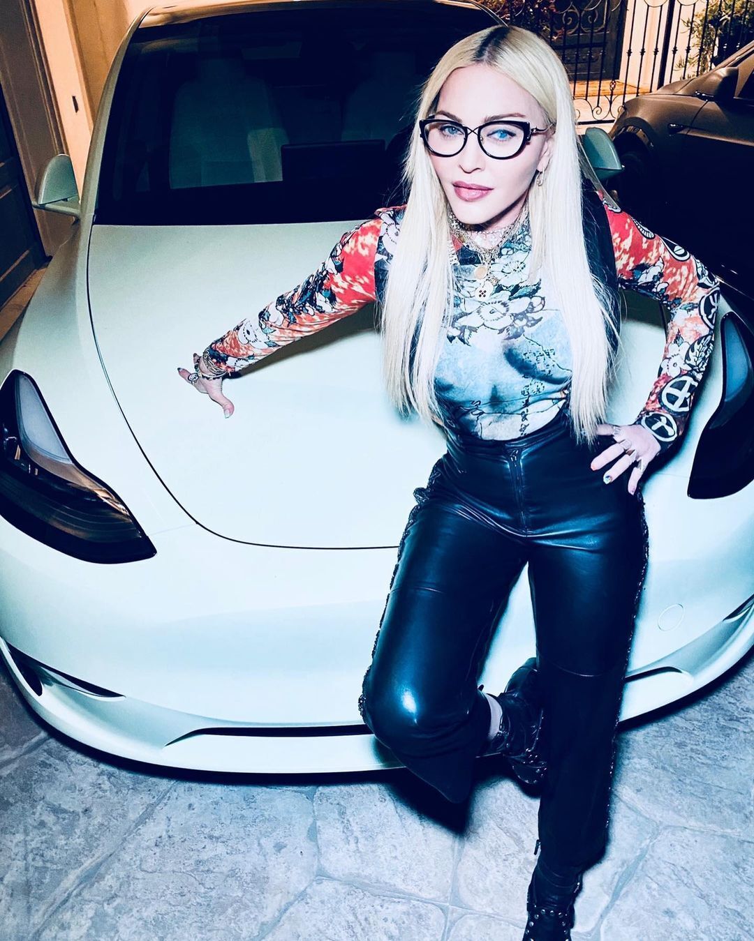 Мадонна позирует возле автомобиля