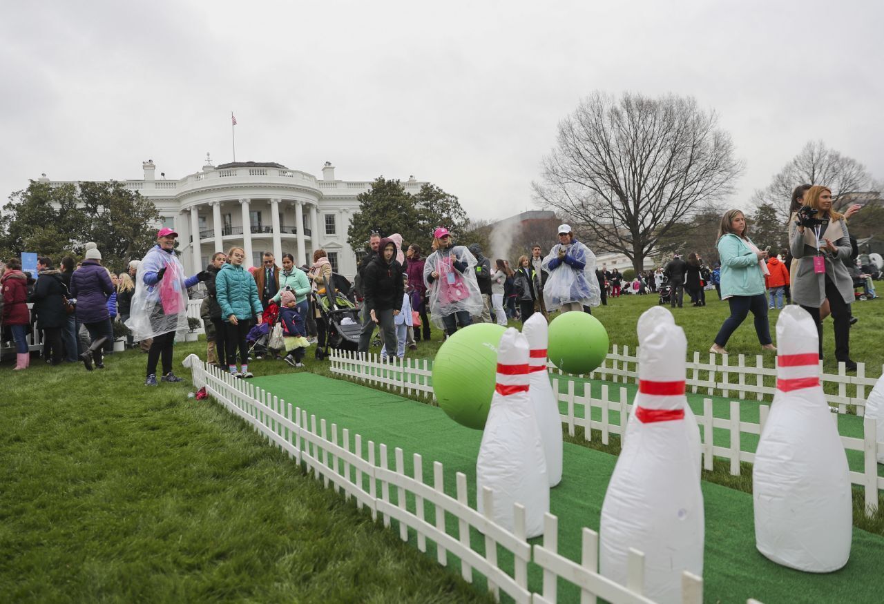 В Вашингтоне на Южной лужайке Белого дома ежегодно проходит пасхальная игра Easter egg roll