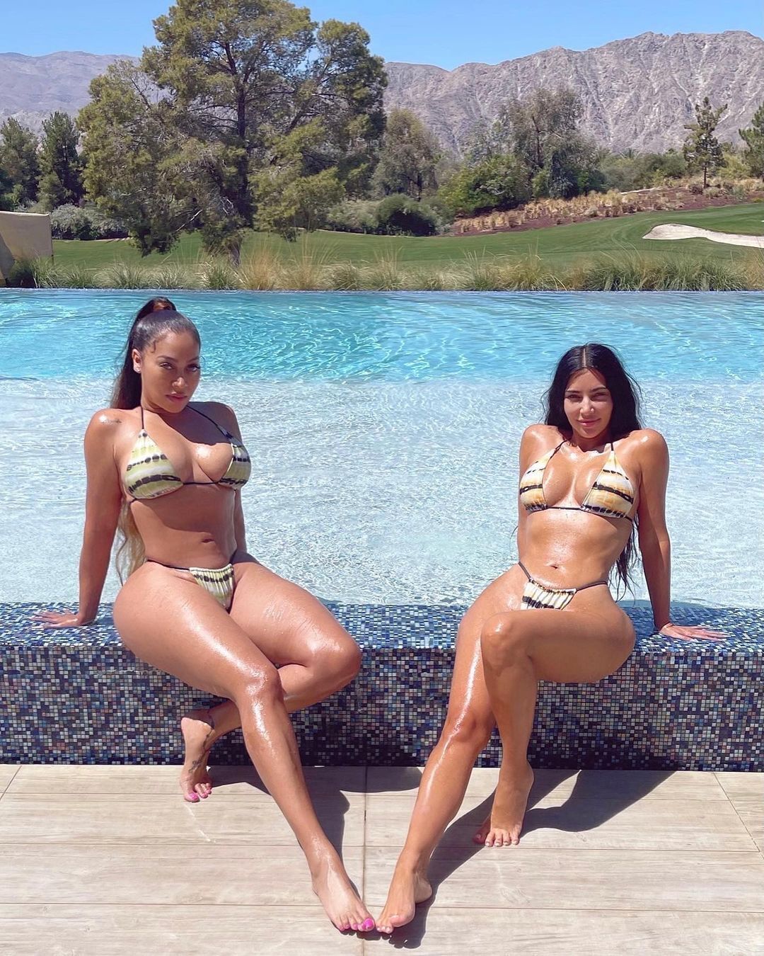 Ким Кардашьян и ее подруга Лала в откровенных купальниках