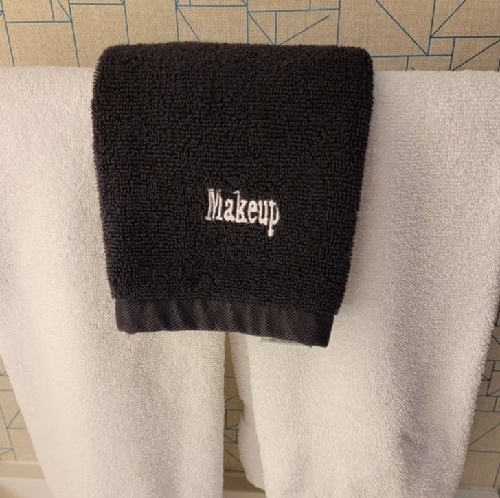 В отеле есть темное полотенце, чтобы было не видно пятен от косметики.