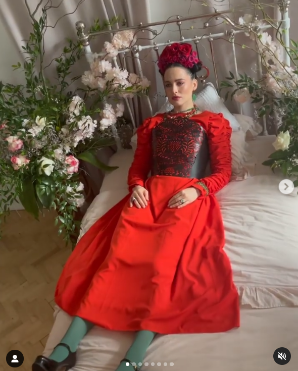 Астаф'єва в яскраво-червоній сукні