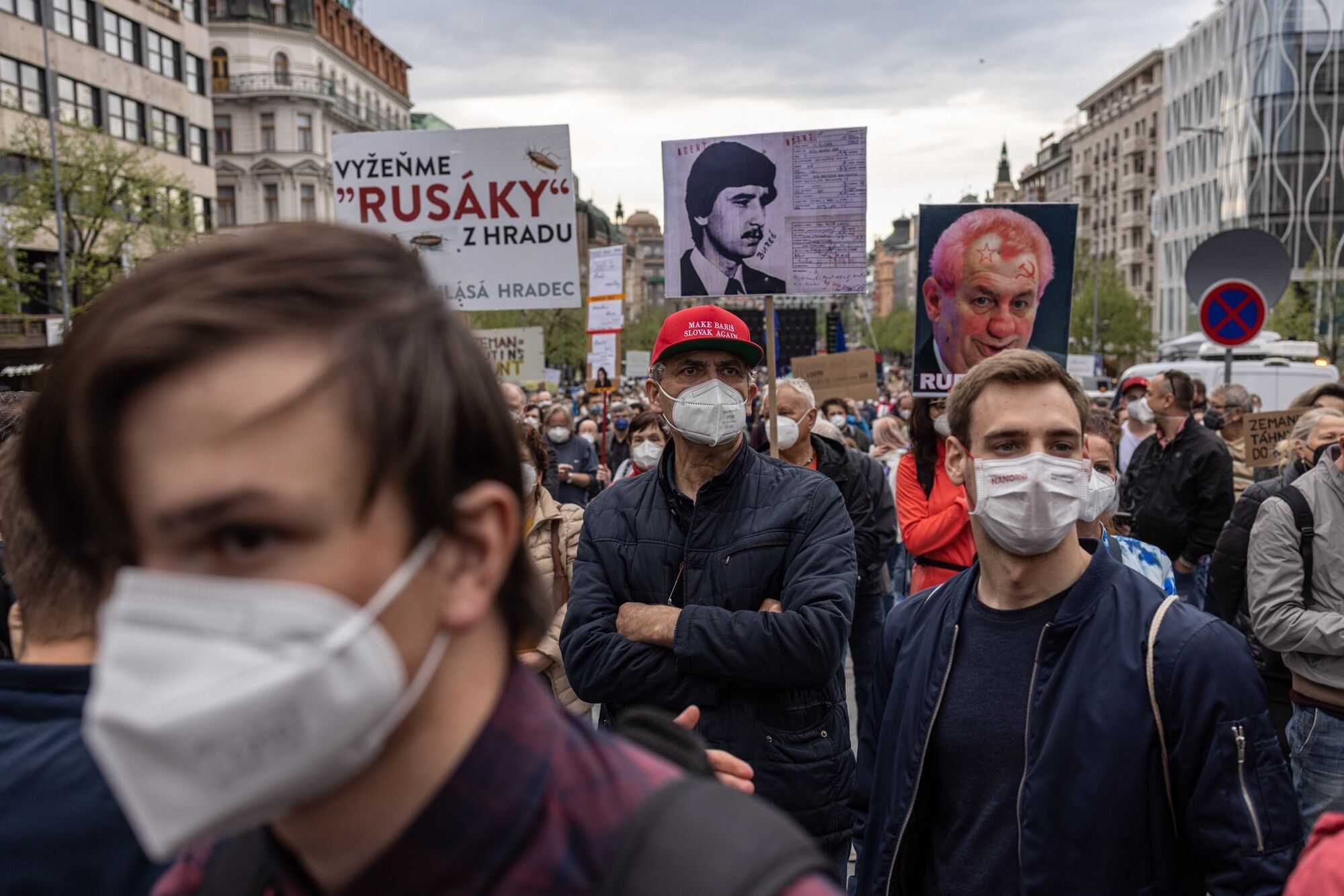 Люди вышли на улицы Праги с плакатами