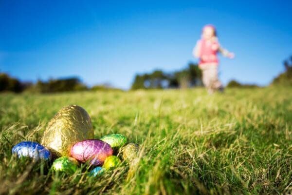 На Пасху во Франции родители прячут шоколадные яйца в саду