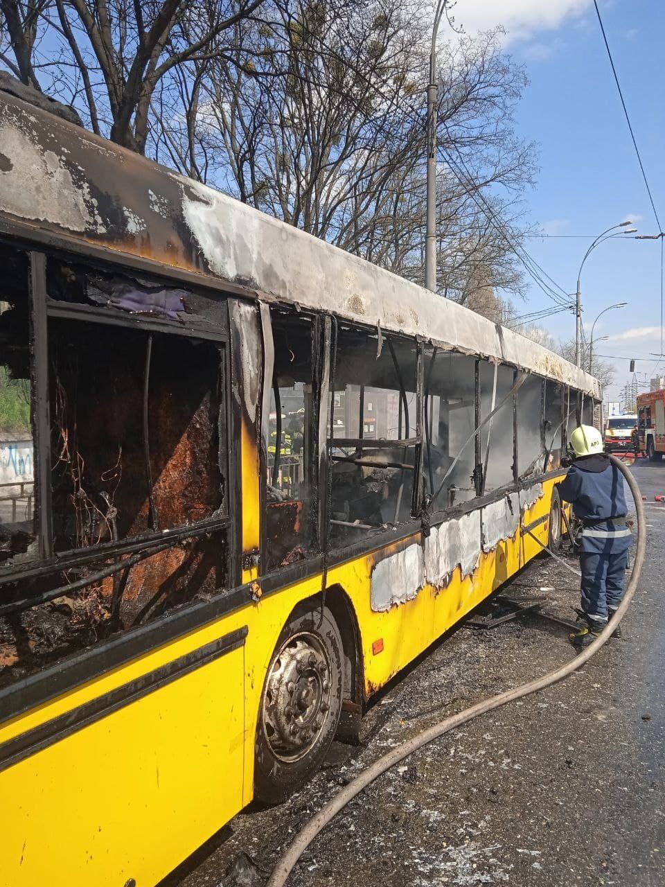 Автобус сгорел дотла.