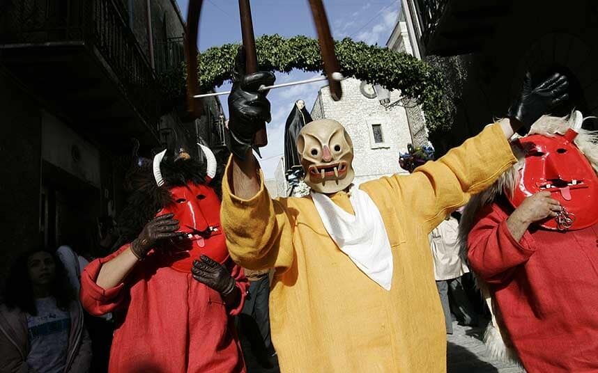 На Сицилии существует традиция переодеваться в демонов