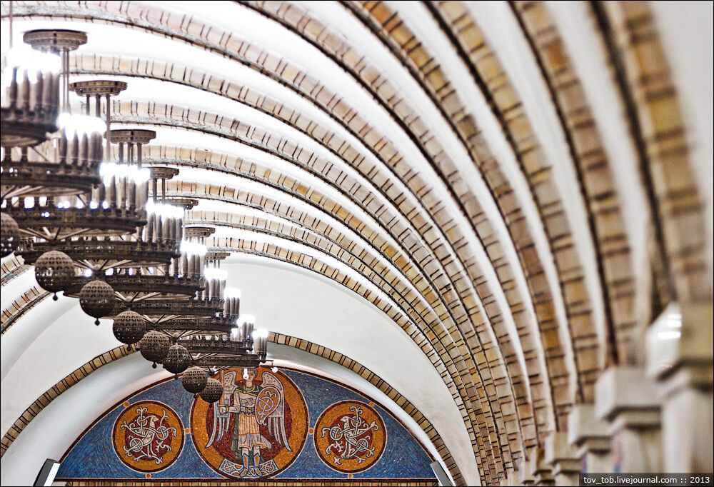 Звід центрального залу розділений діаметральними мозаїчними смугами зі смальти.