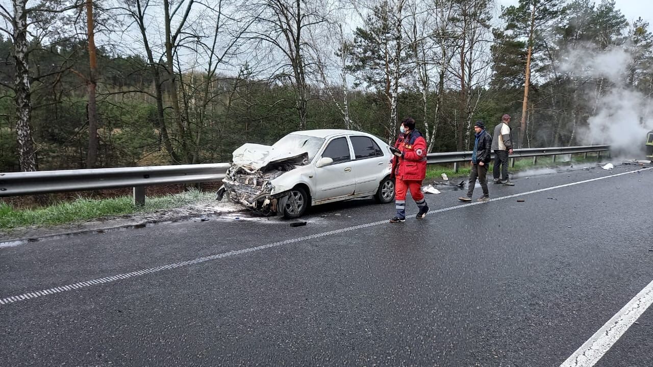 Водителя Geely госпитализировали.