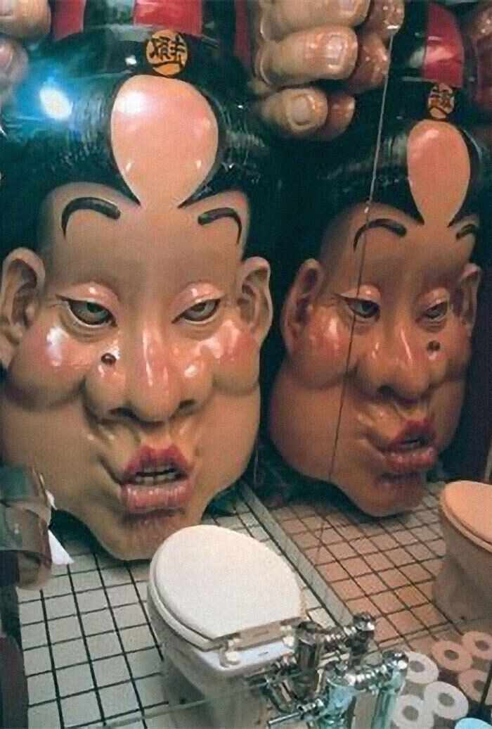 В японском кафе поставили статую в туалете.
