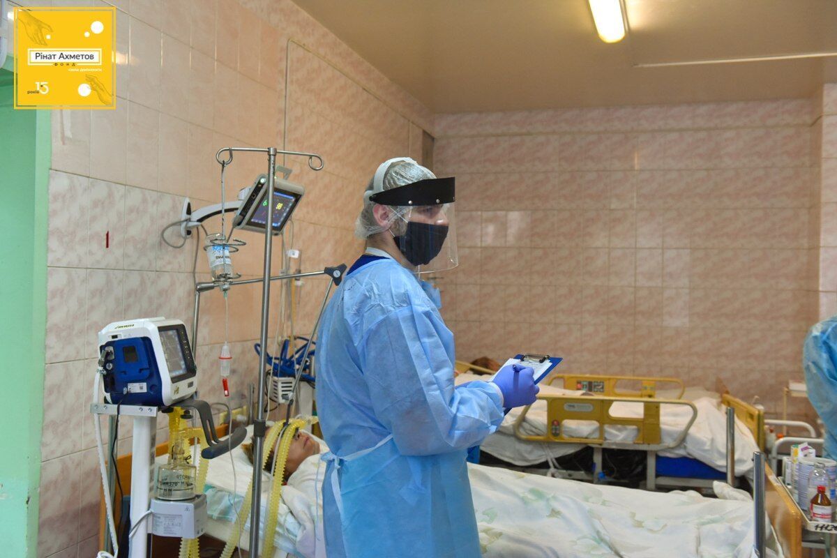 Фонд Рината Ахметова запустил национальную кампанию о тех, кто спасает жизни больных COVID-19