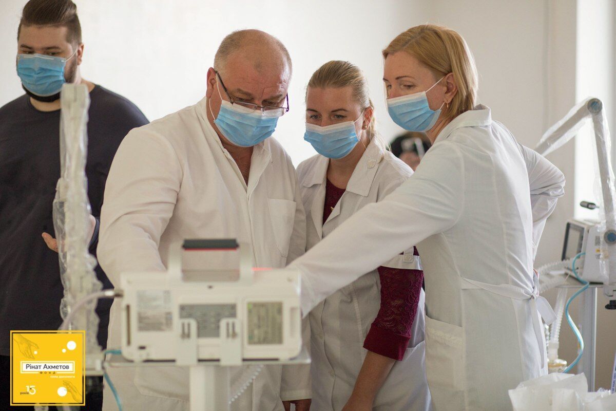 Фонд Рината Ахметова запустил национальную кампанию о тех, кто спасает жизни больных COVID-19