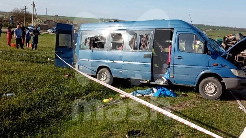 В России столкнулись микроавтобус с баскетбольной командой и КамАЗ: погибли 6 детей, 18 человек ранены