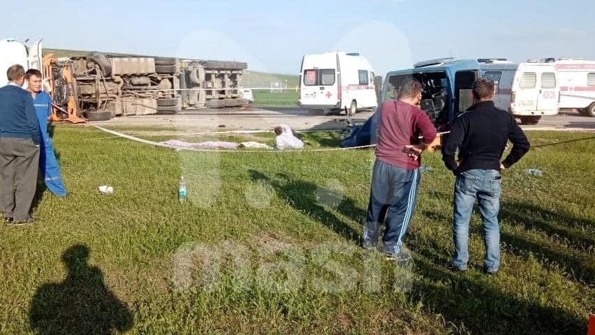 В России столкнулись микроавтобус с баскетбольной командой и КамАЗ: погибли 6 детей, 18 человек ранены