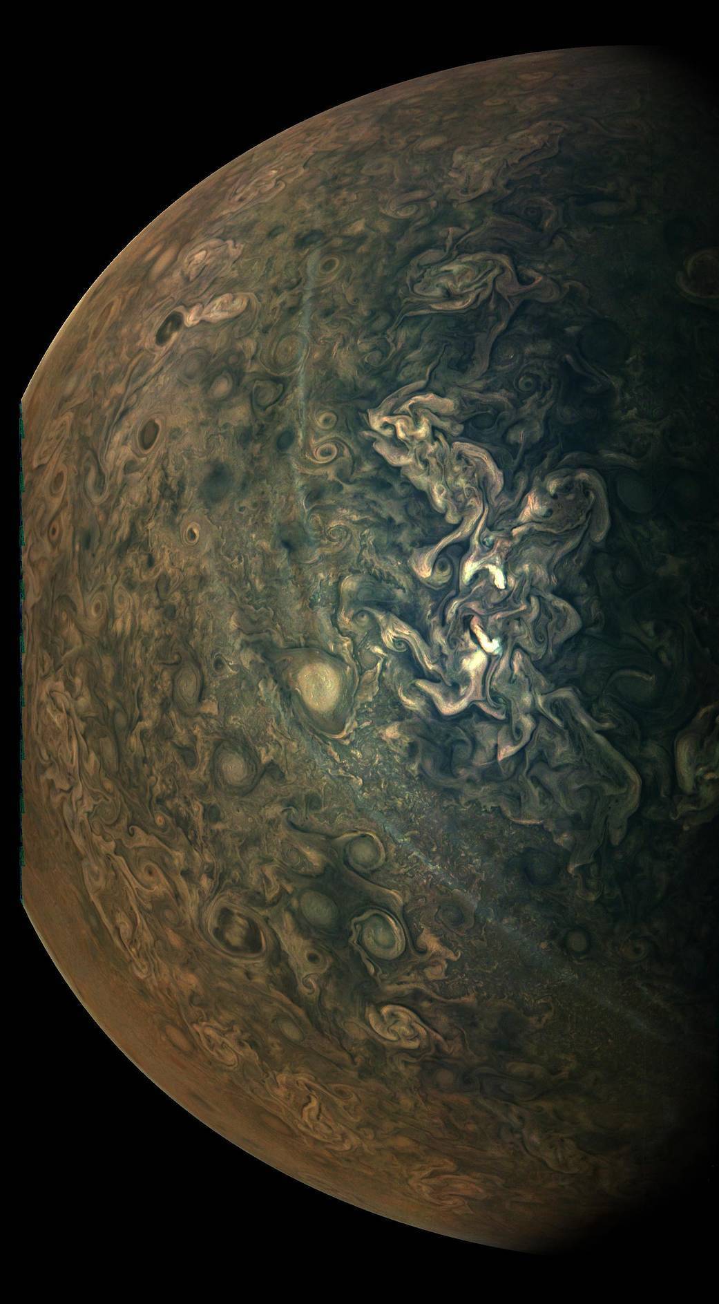Juno сфотографировал невероятные бури на Юпитере