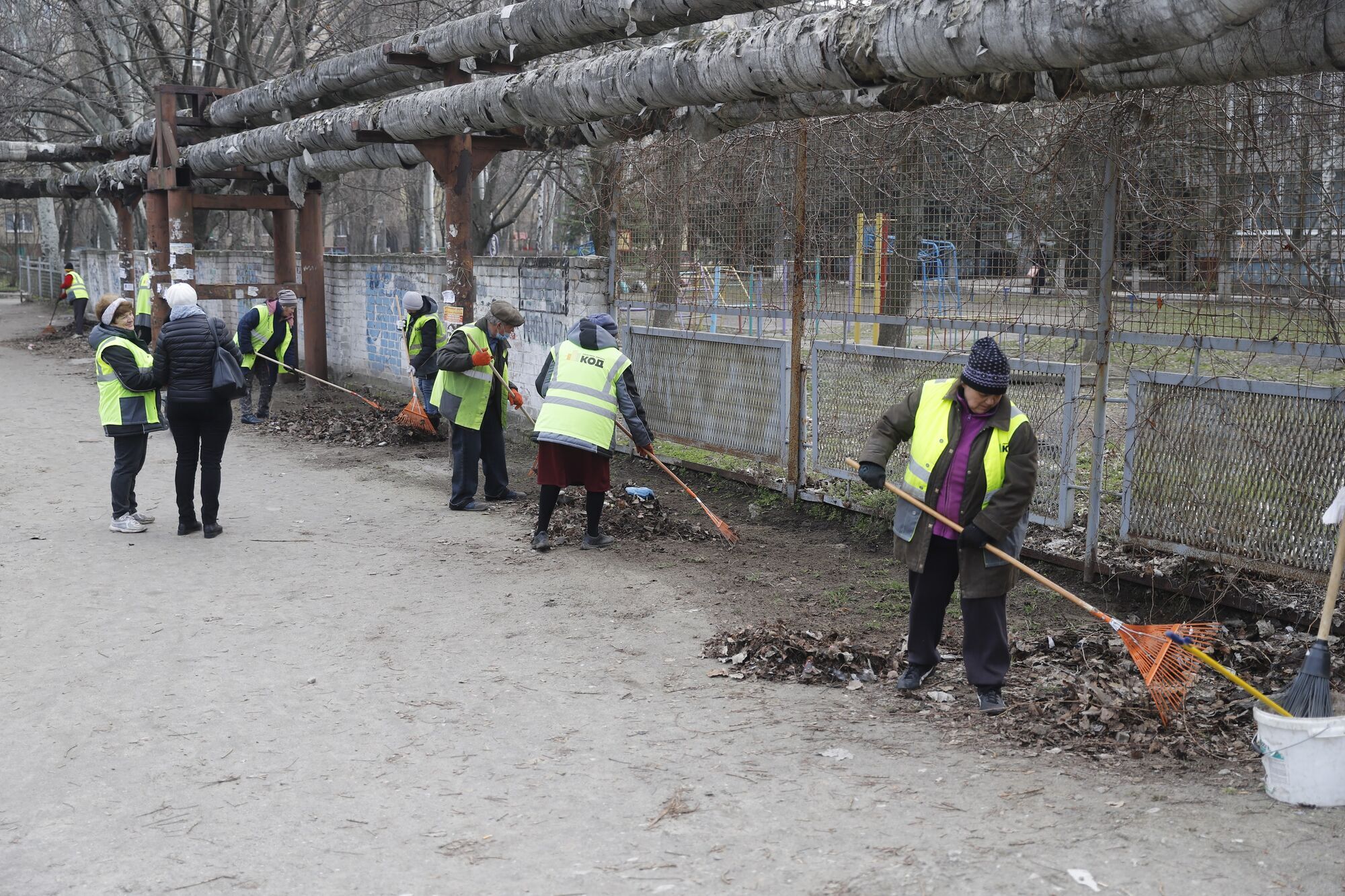 В Днепре коммунальщики наводят порядок в районах города