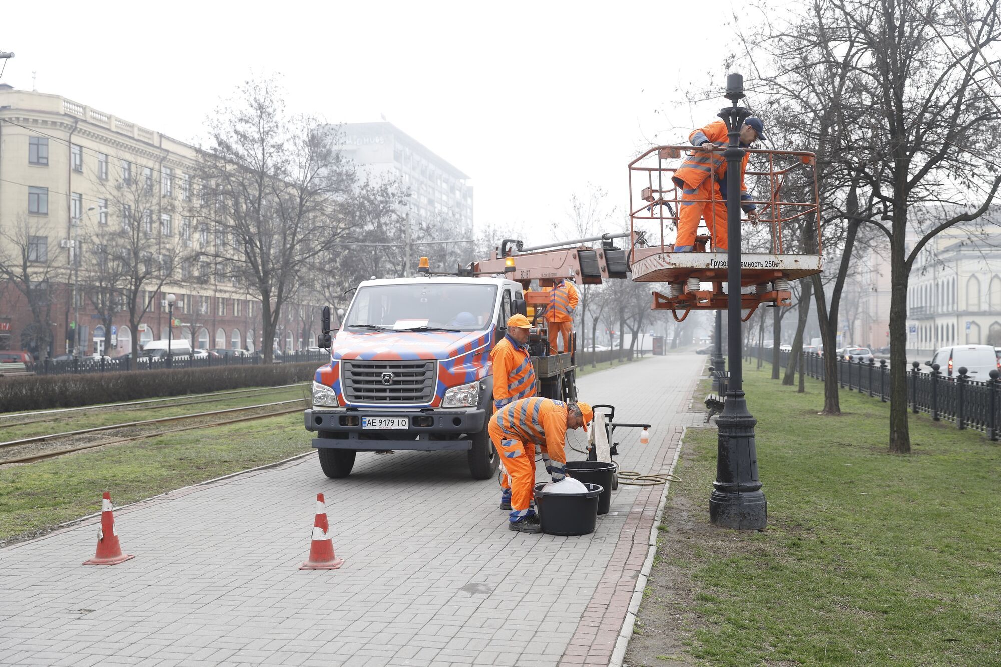 В Днепре коммунальщики наводят порядок в районах города