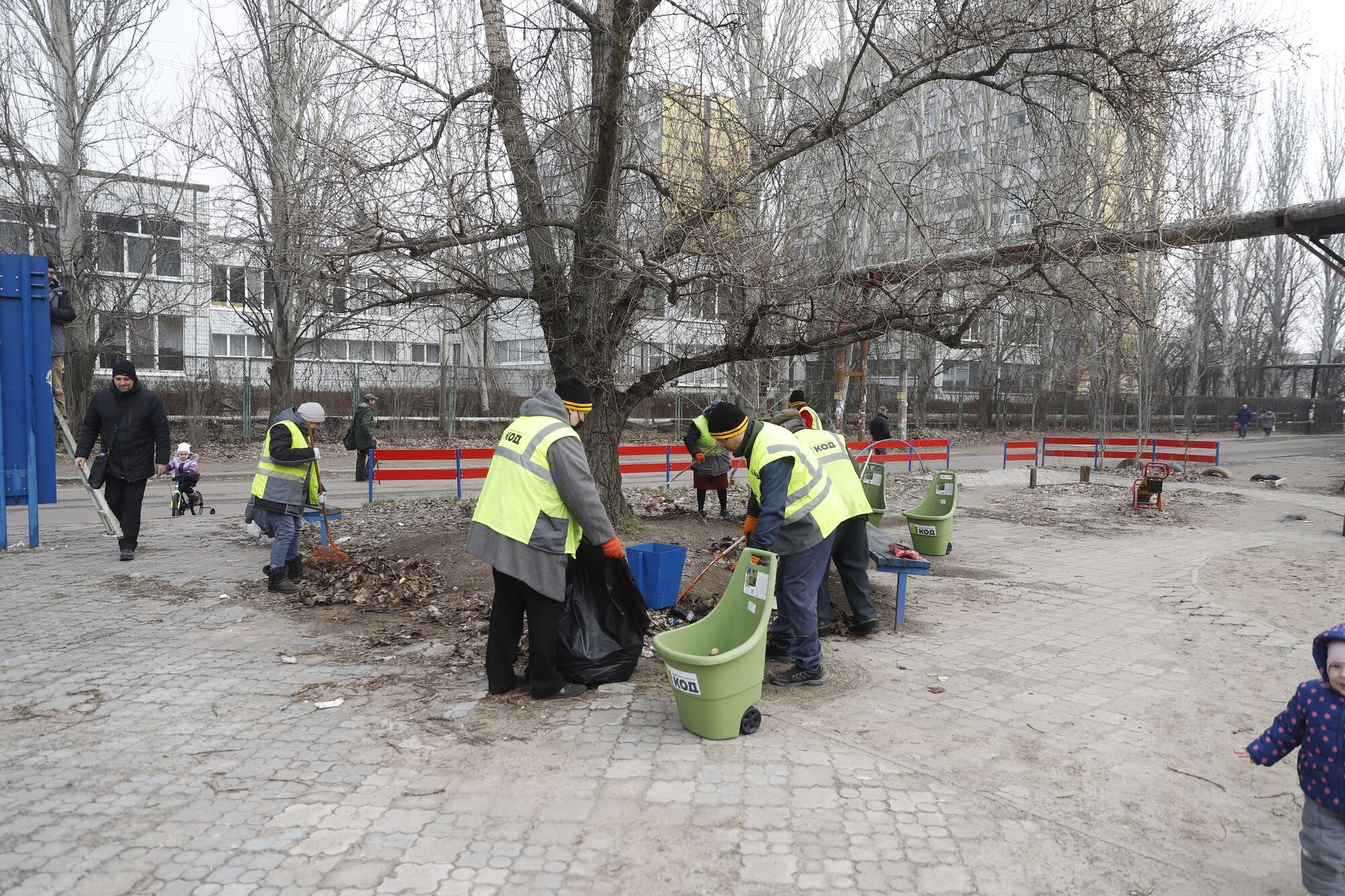 В Днепре коммунальщики наводят порядок в районах города