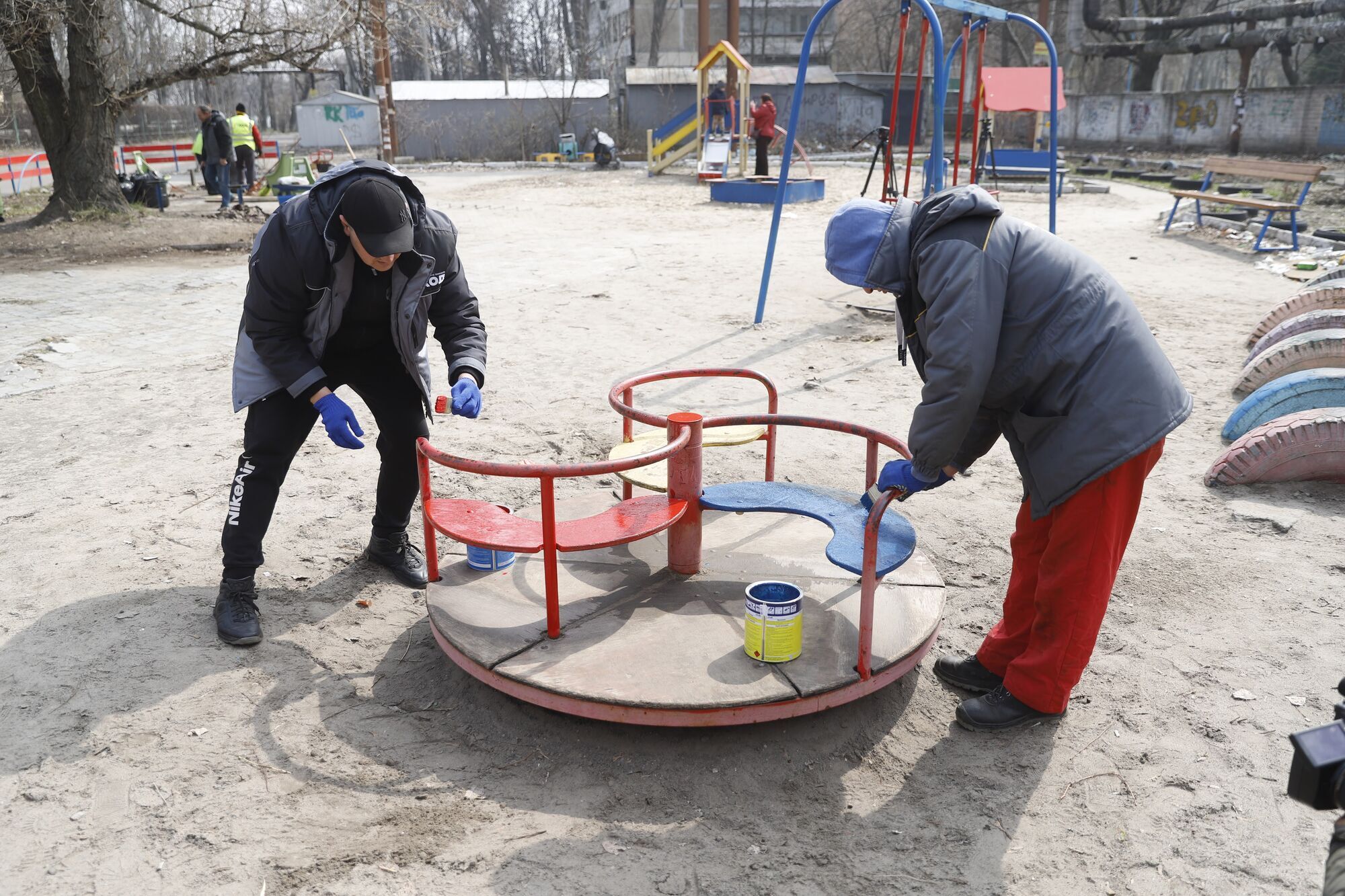 В Днепре коммунальщики наводят порядок в районах города