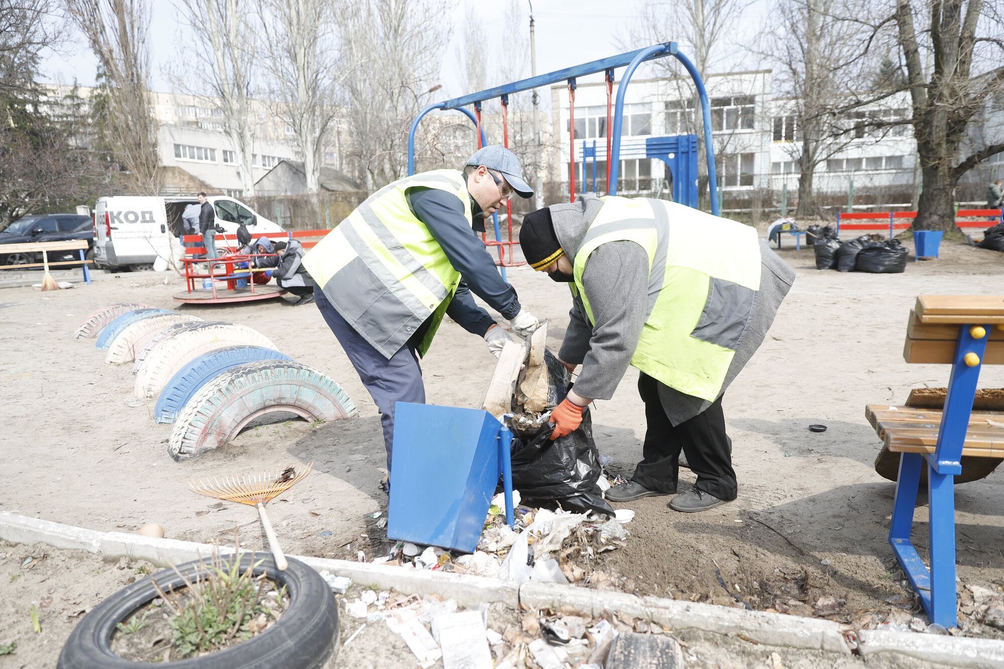 В Днепре коммунальщики наводят порядок в районах города