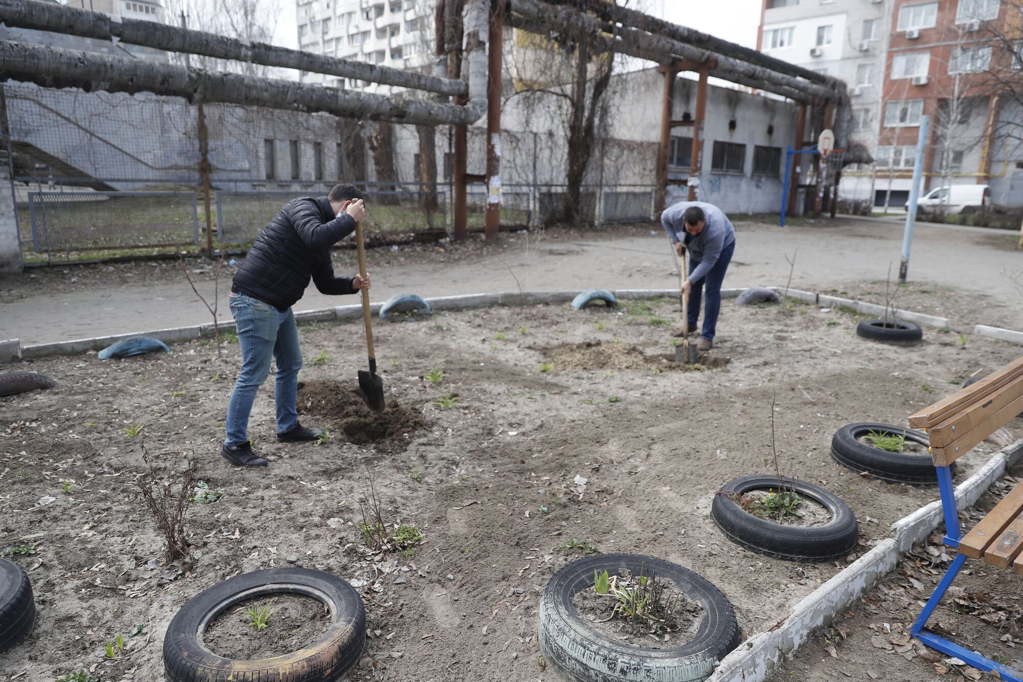 В Днепре коммунальщики наводят порядок в районах города