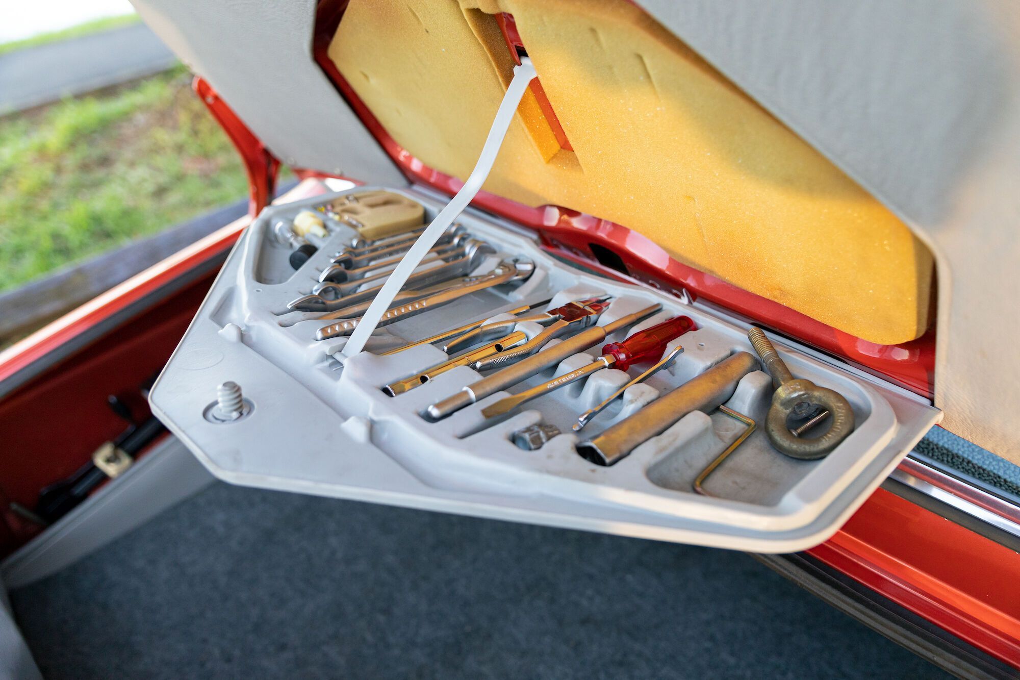 ...и набор оригинальных инструментов