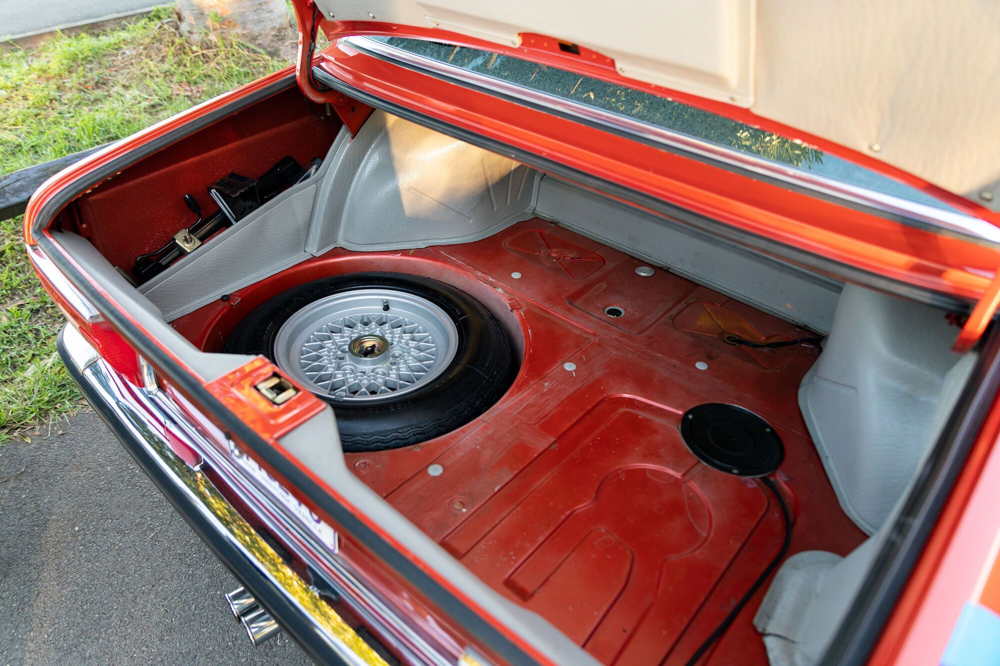 В багажном предусмотрено отделение для запасного колеса...