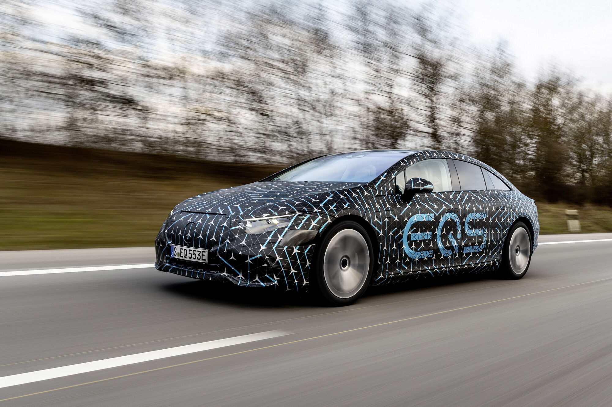 Mercedes-Benz EQS стал обладателем самого низкого среди серийных машин коэффициента аэродинамического сопротивления Cd — всего 0,2