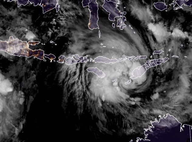 На спутниковом снимке, сделанном 4 апреля по местному времени, видно усиливающееся тропическое понижение, ответственное за сильные наводнения и оползни в некоторых частях Индонезии и Восточного Тимора