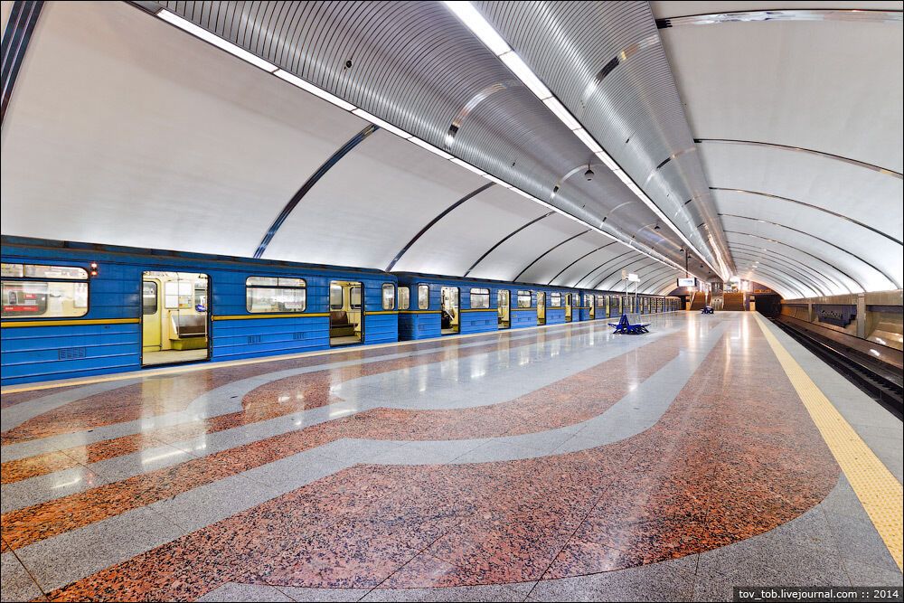 Центральная ось станции подчеркнута двумя световыми полосами.