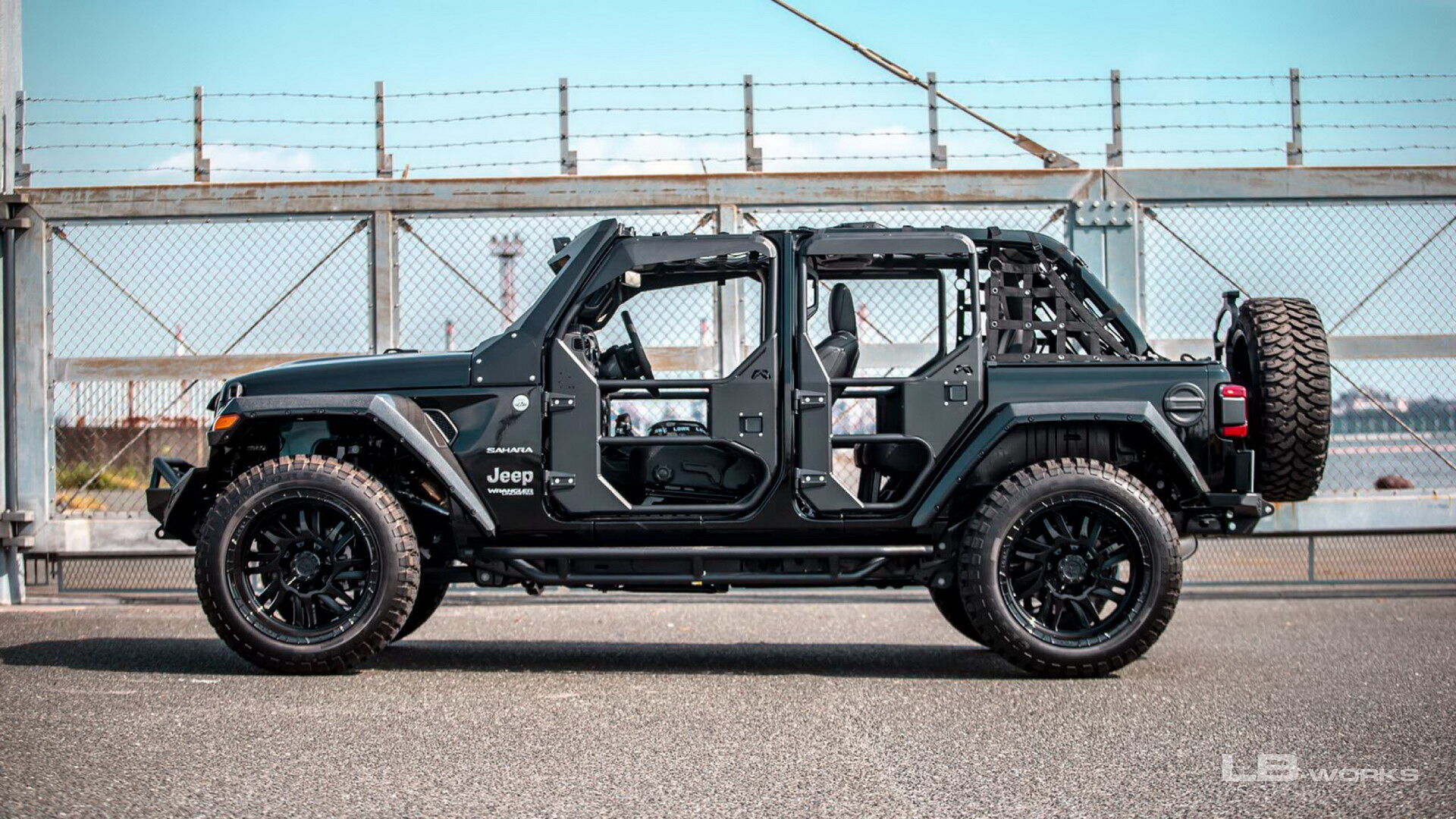 Jeep Wrangler получил трубчатые боковые ступеньки и стальные двери