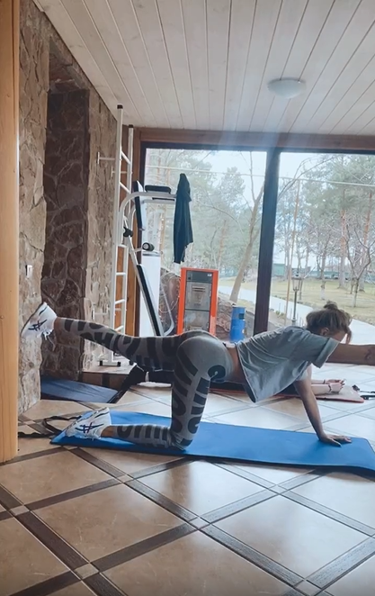 Полякова занимается спортом дома