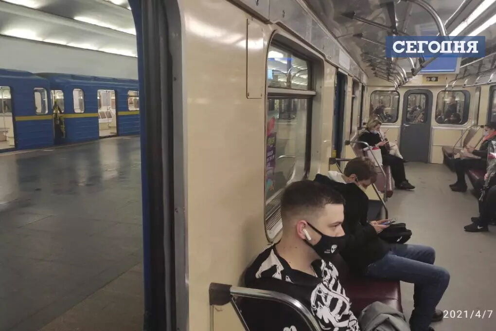 У Києві зупиняли рух на синій гілці метро.