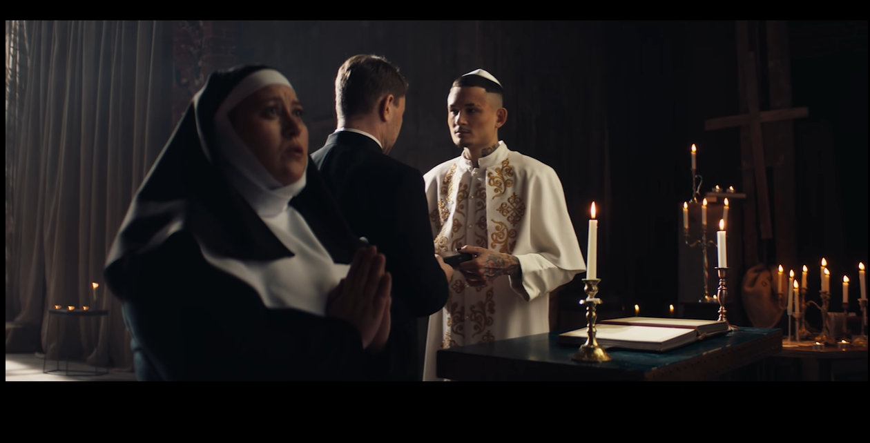 Моргенштерн у провокаційному кліпі "Новая волна"