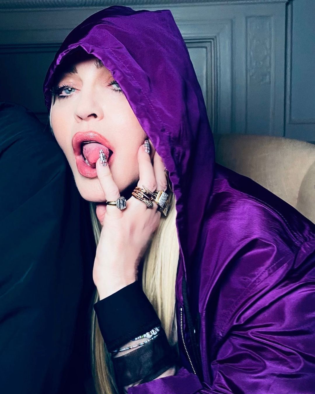 Мадонна позує з висунутим язиком