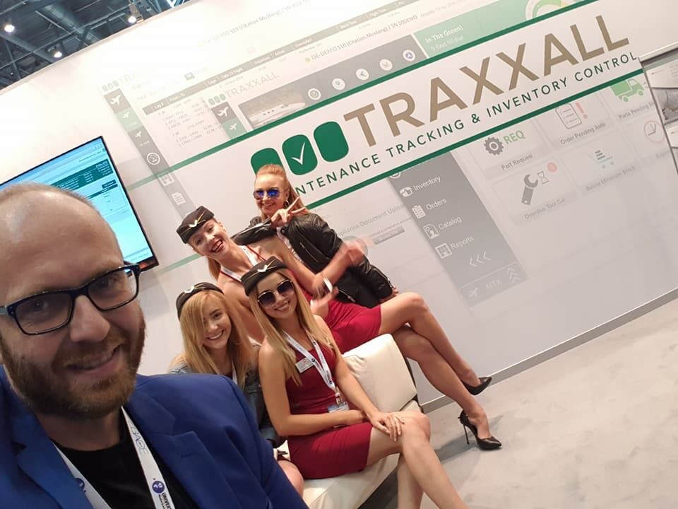 Виталий Гречин на фото с моделями.