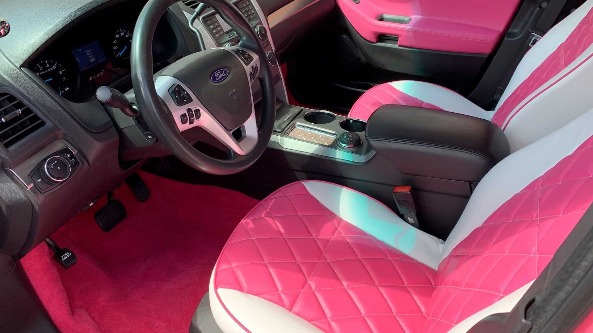 Салон розового "полицейского" авто