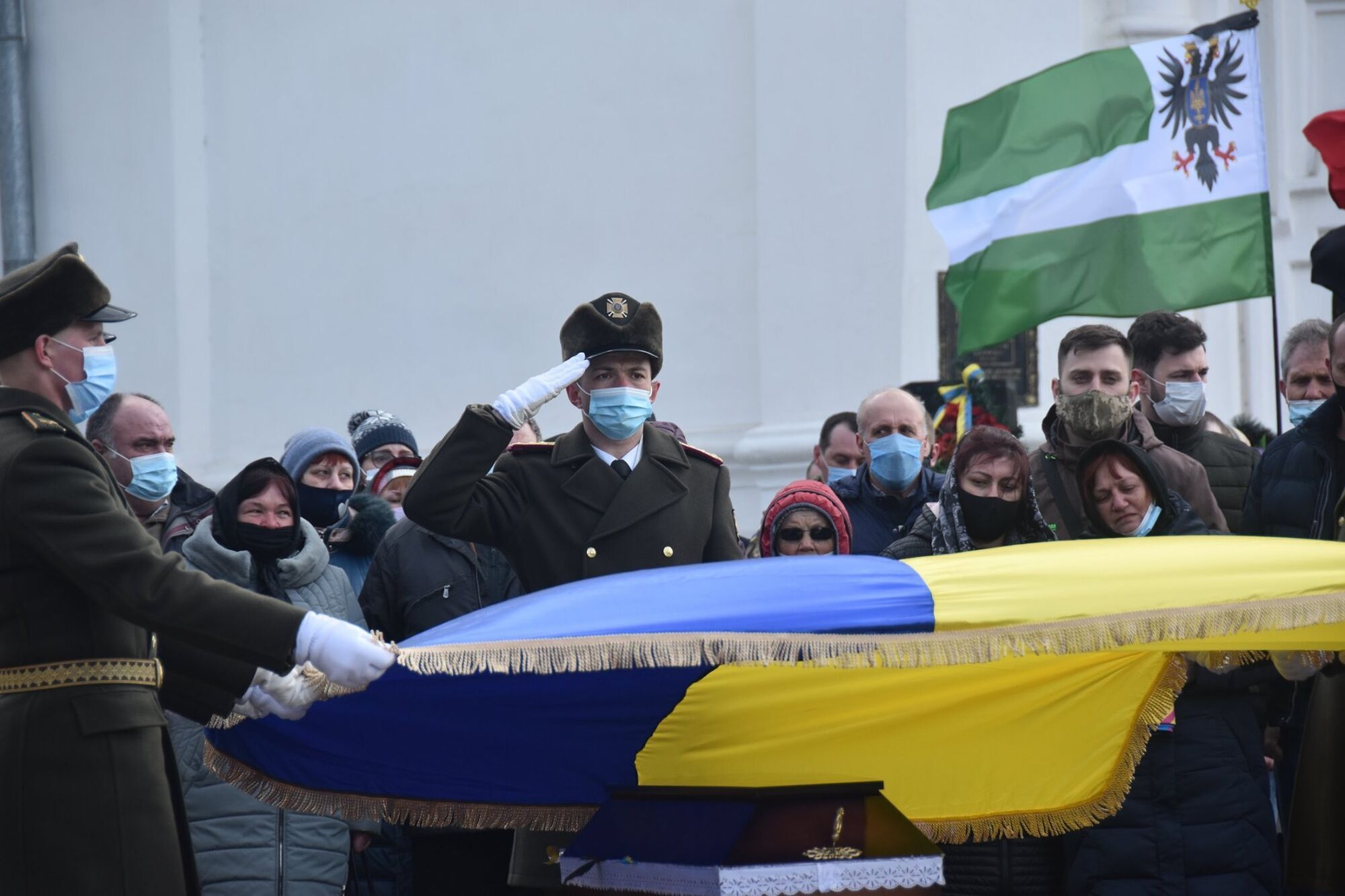 Труну Володиимира Шпака покрили державним прапором України