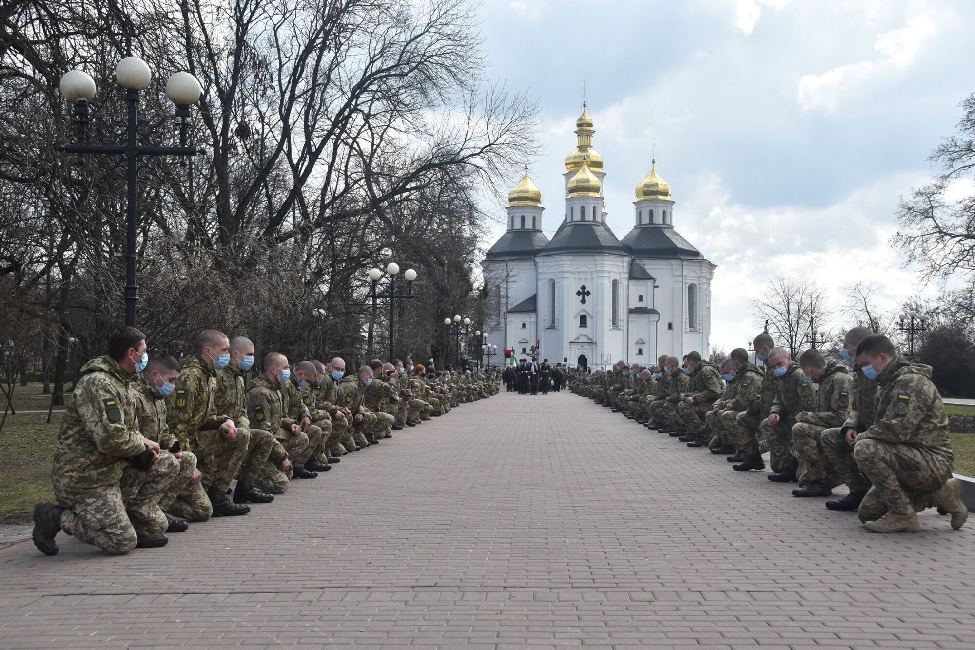 Побратимы Шпака провожали его в последний путь на коленях