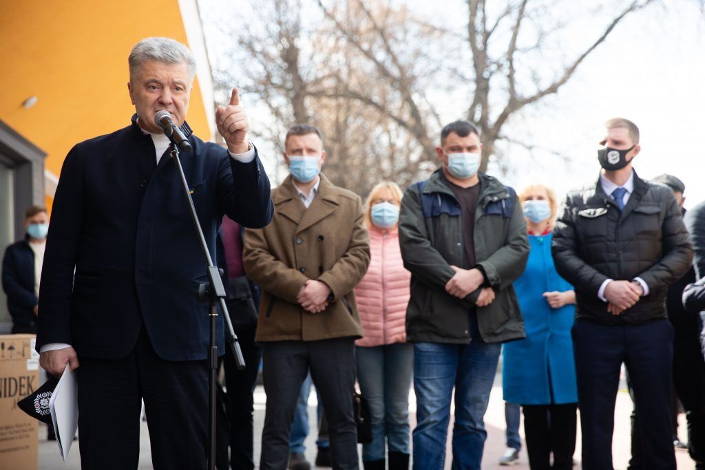 Порошенко привіз кисневі концентратори у Бориспільський медзаклад